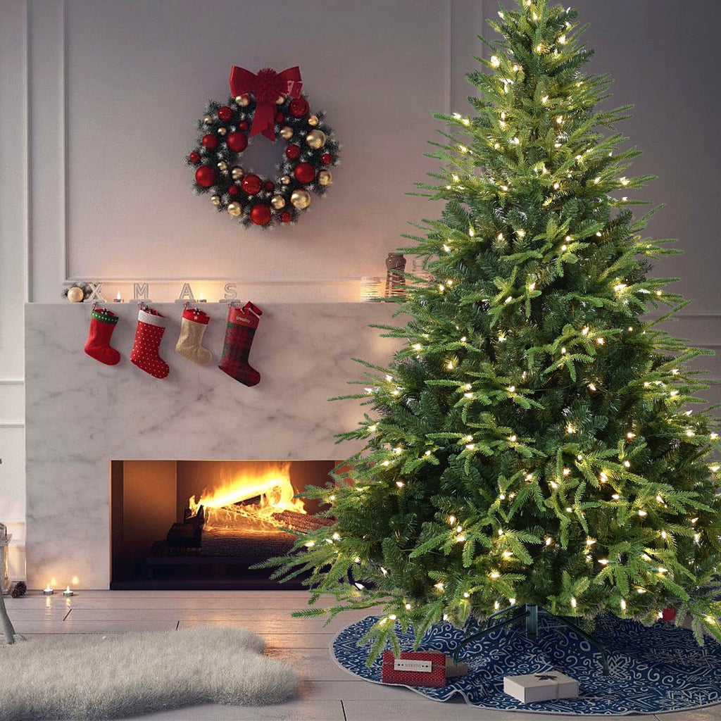 7.5ft Pre – Lit Artificial Christmas Tree with 650 Warm Lights