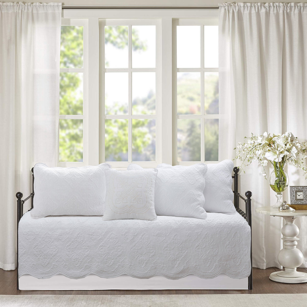 Serenity White Victorian Scalloped Medallion Floral Pure Solid 6 – Piece Daybed Quilt Bedding Set
