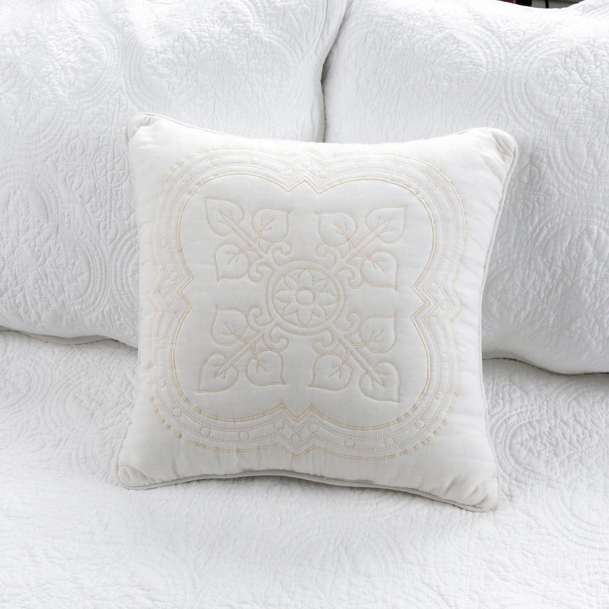 Serenity White Victorian Scalloped Medallion Floral Pure Solid 6 – Piece Daybed Quilt Bedding Set