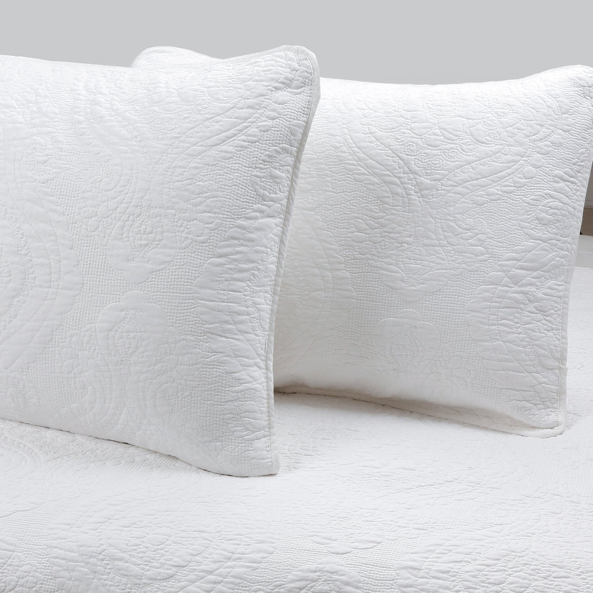 Solid White Chic Brocade Matelassé Medallion Floral Cotton Reversible Quilt Bedding Set
