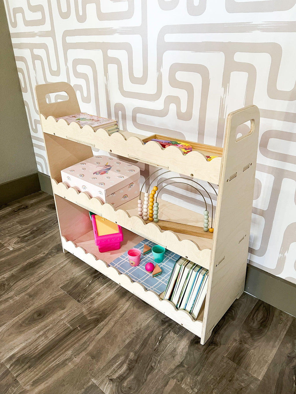 RAY – Scalloped Toy Shelf