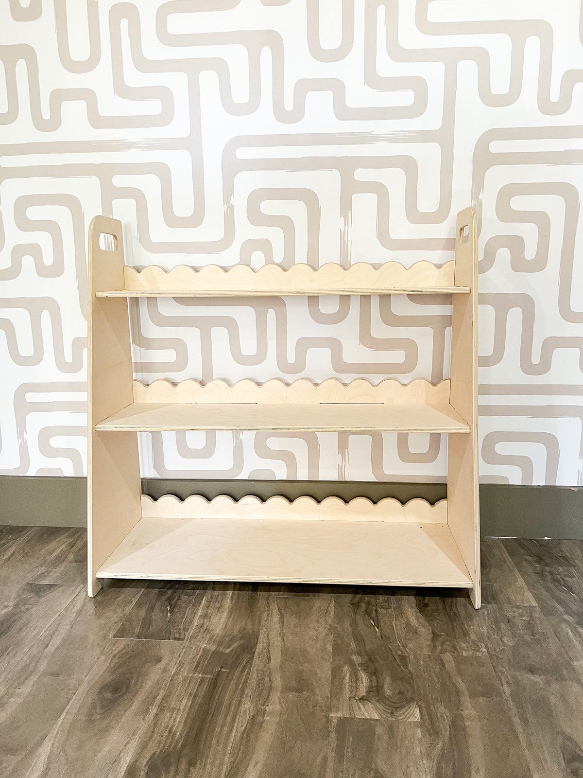 RAY – Scalloped Toy Shelf
