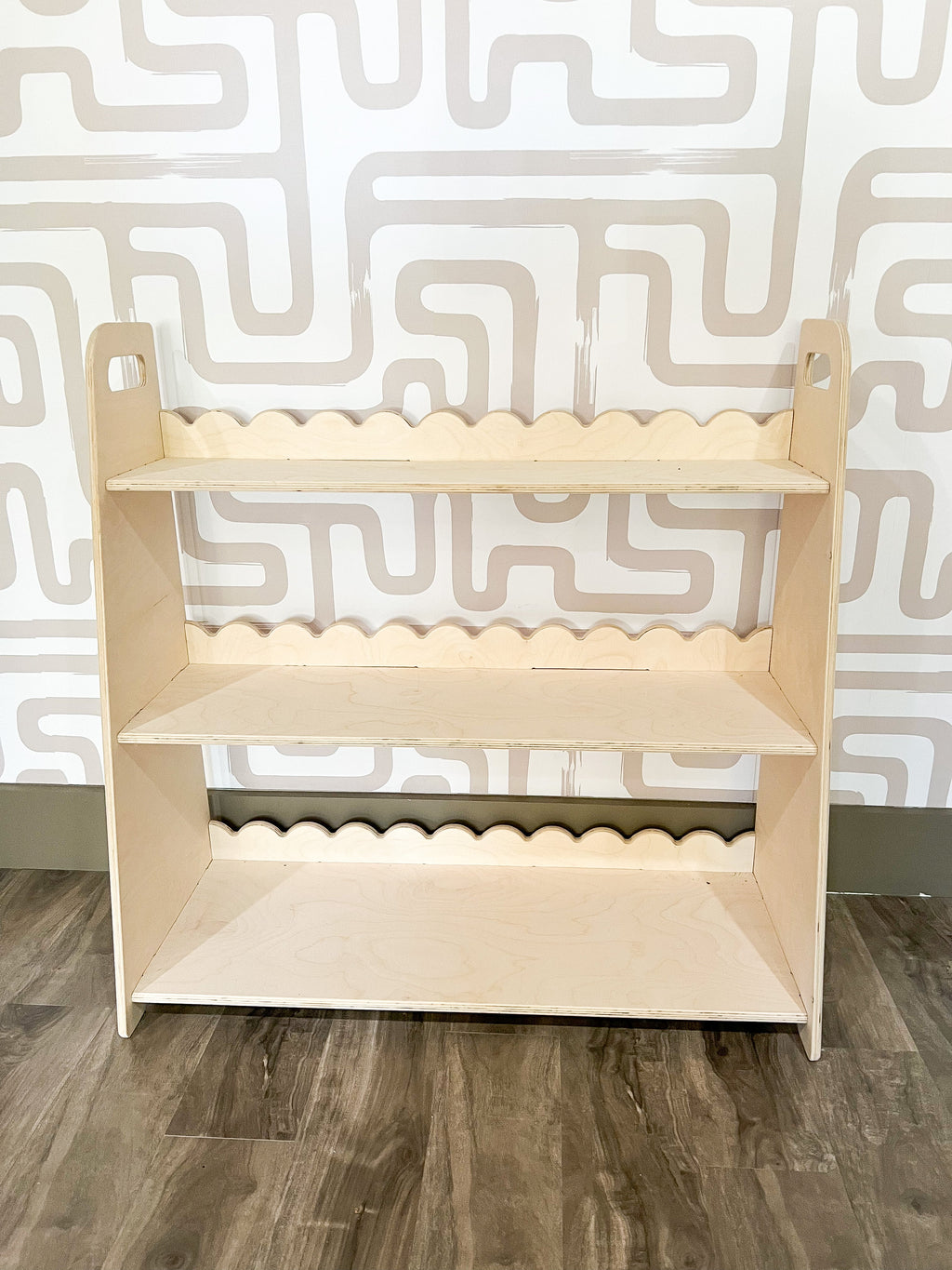 RAY – Scalloped Toy Shelf