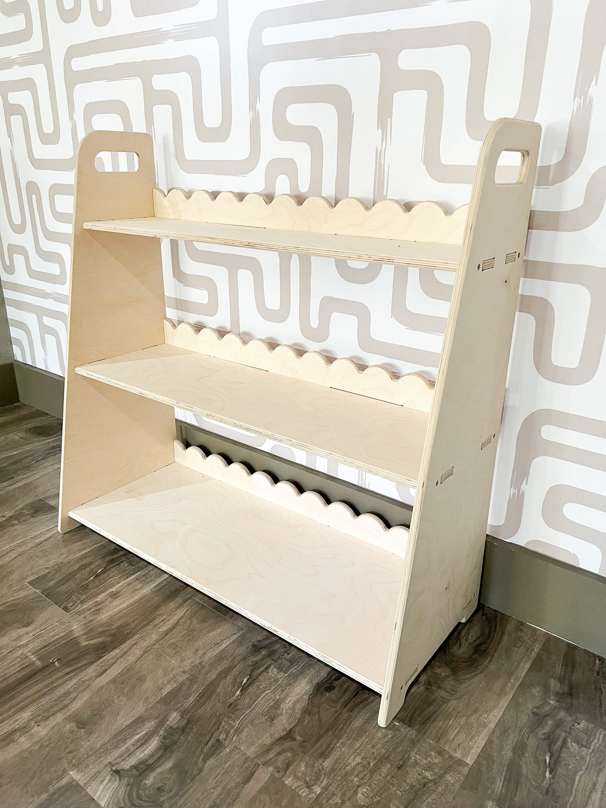 RAY – Scalloped Toy Shelf