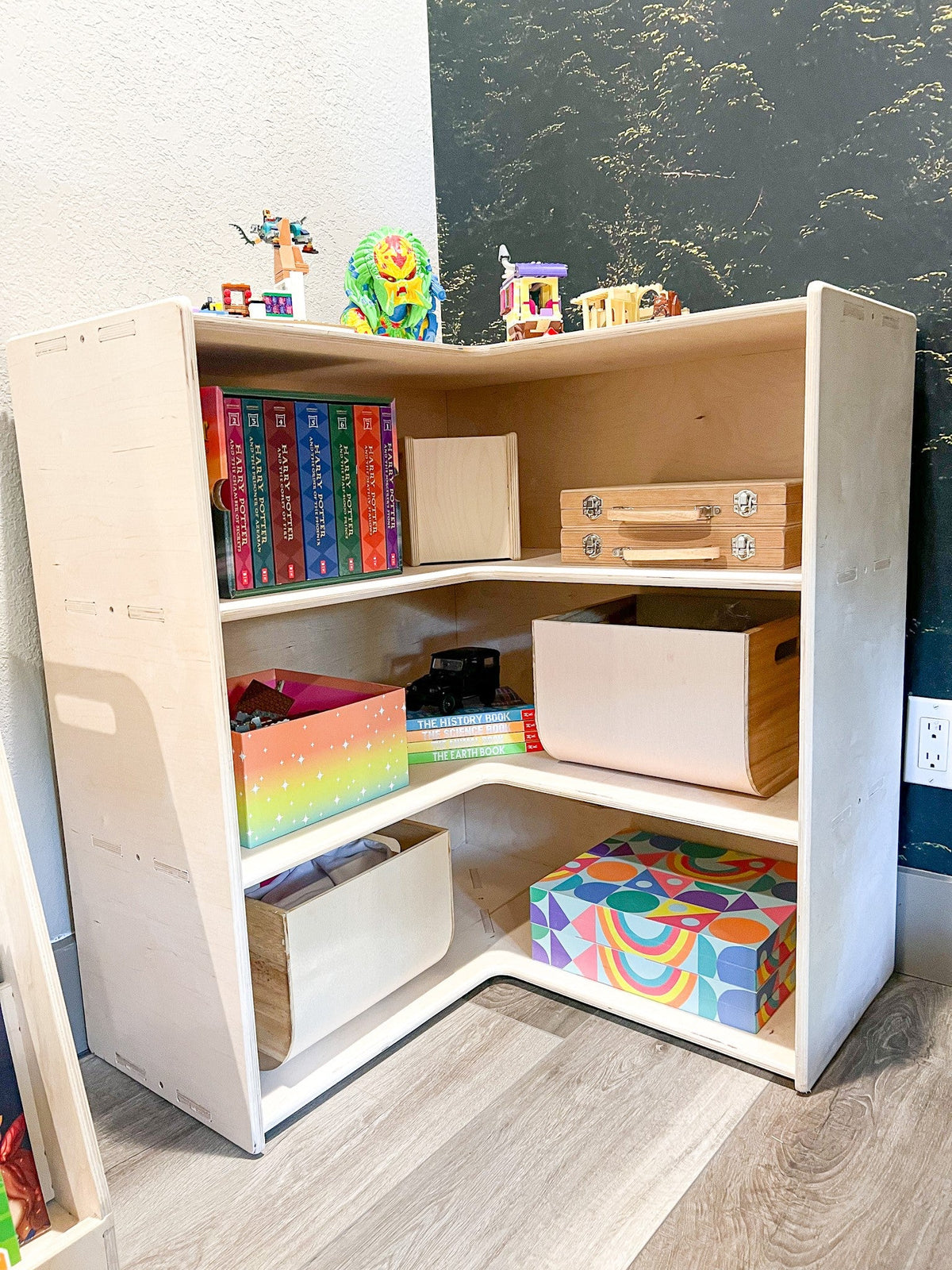 JARED – Corner Toy Shelf