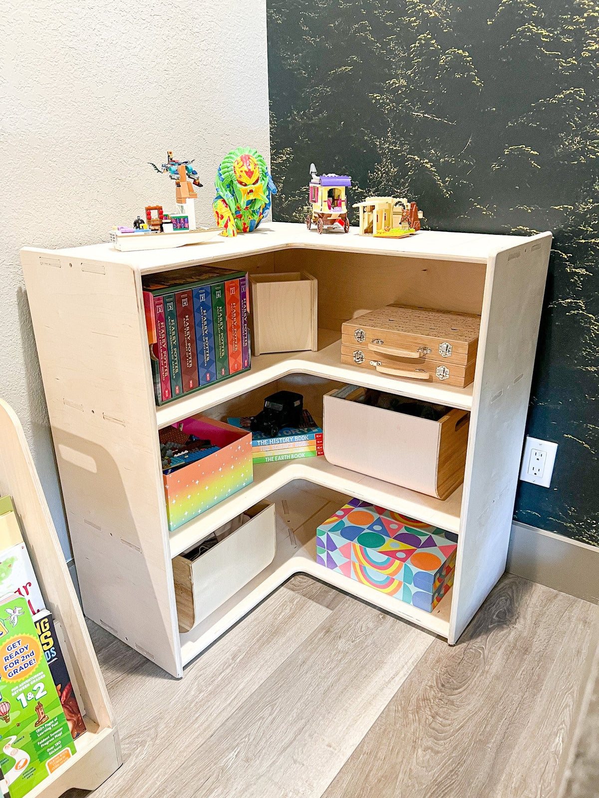 JARED – Corner Toy Shelf