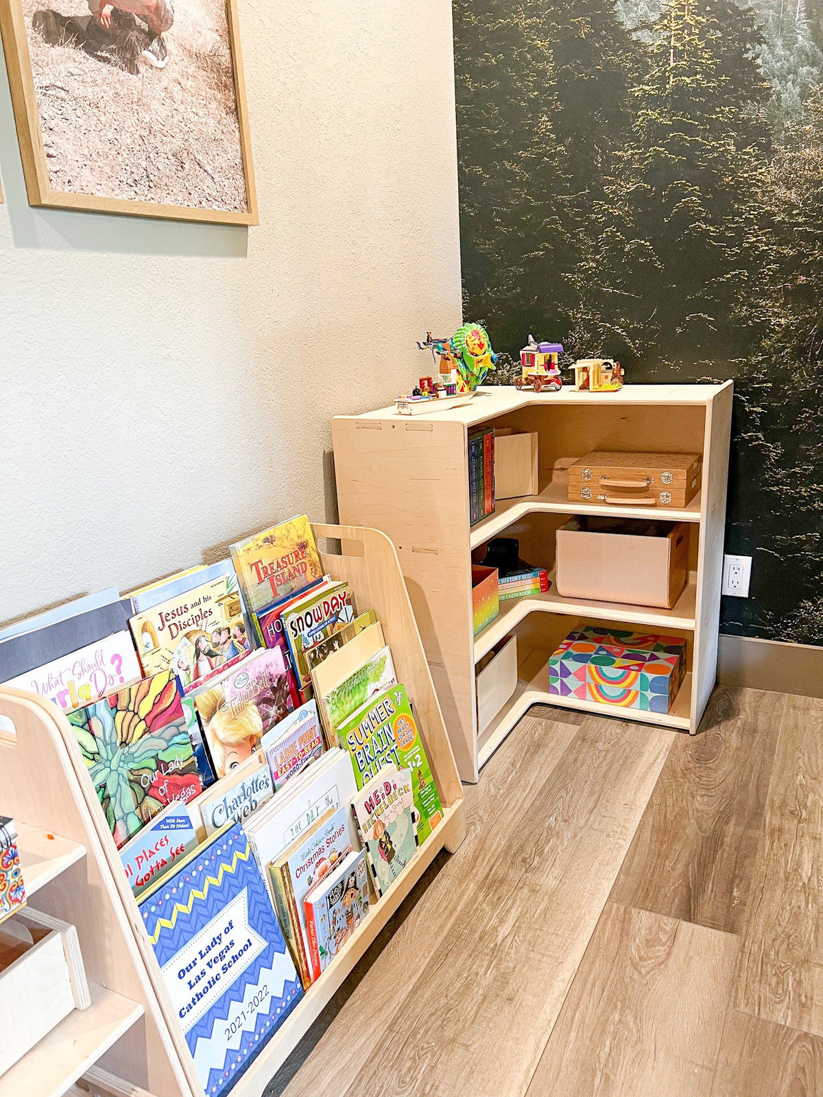 JARED – Corner Toy Shelf