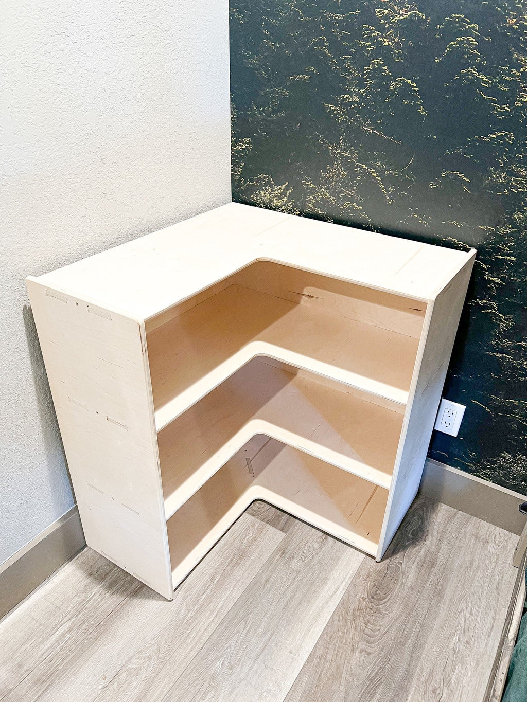 JARED – Corner Toy Shelf