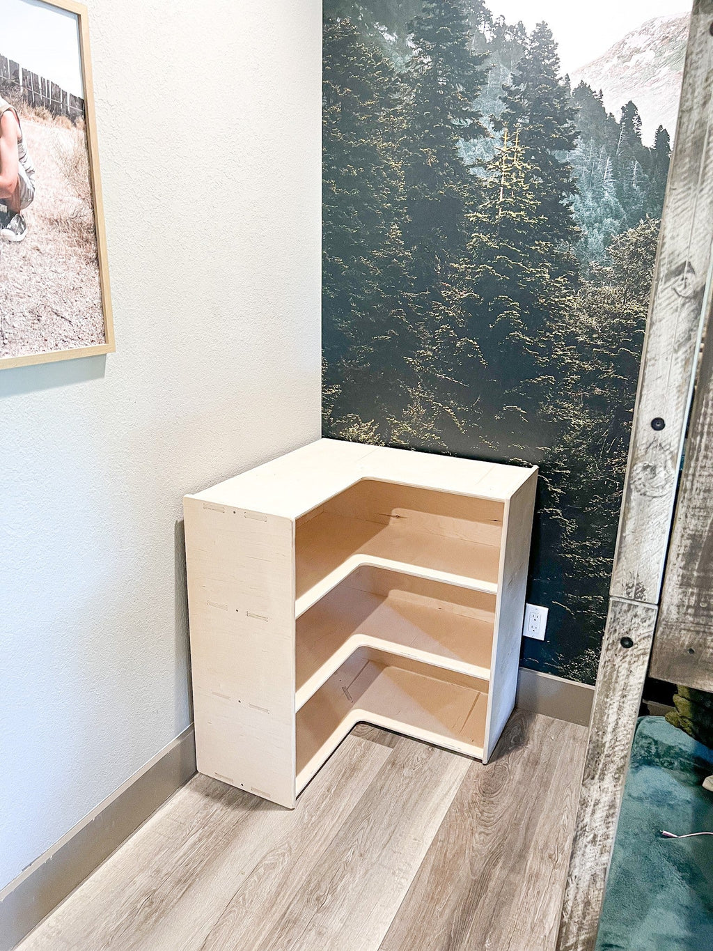 JARED – Corner Toy Shelf