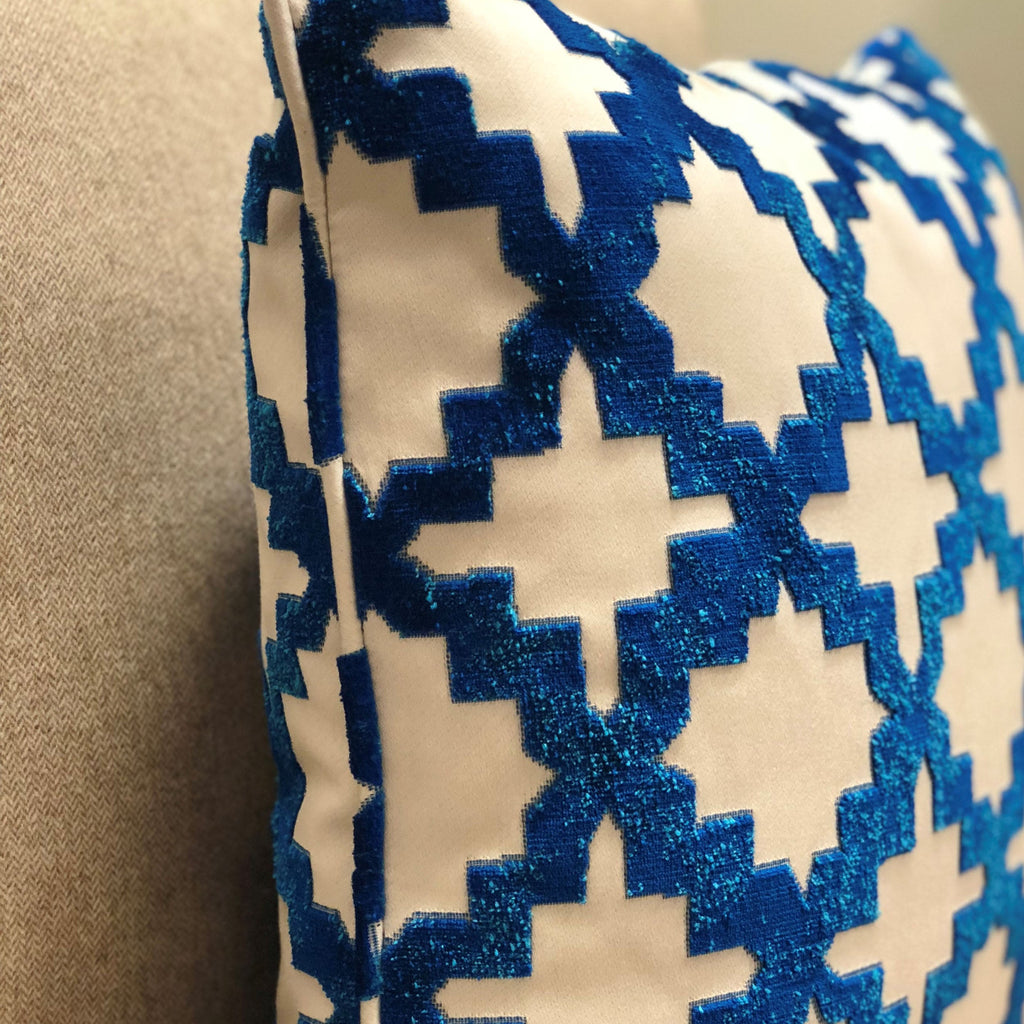 Velvety French Medallion Blue and Off White Geometric Luxury Throw